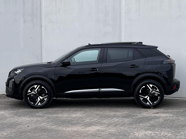 Peugeot 2008 1.2 Hybrid 145 GT / Veel voordeel, zo goed als nieuw / tot 8 jaar Garantie / Elektr. schuifdak en bestuurdersstoel / Stoelverwarming / Camera 360° / Adapt. CC / Navi / Apple Carplay Android / 17" LM wielen / ook in grijs leverbaar