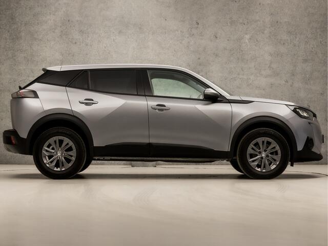 Peugeot 2008 1.2 PureTech Sport Automaat (APPLE CARPLAY, GROOT NAVI, 360 CAMERA, GETINT GLAS, LM VELGEN, SPORTSTOELEN, CRUISE, LANE ASSIST, NIEUWE APK, NIEUWSTAAT)