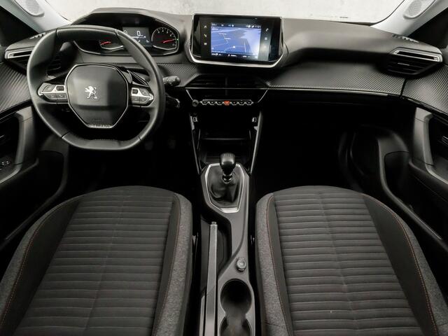 Peugeot 2008 1.2 PureTech Sport (APPLE CARPLAY, GROOT NAVI, CLIMATE, GETINT GLAS, PARKEERSENSOREN, TREKHAAK, SPORTSTOELEN, LANE ASSIST, DAB+, CRUISE, NIEUWE APK, NIEUWSTAAT)