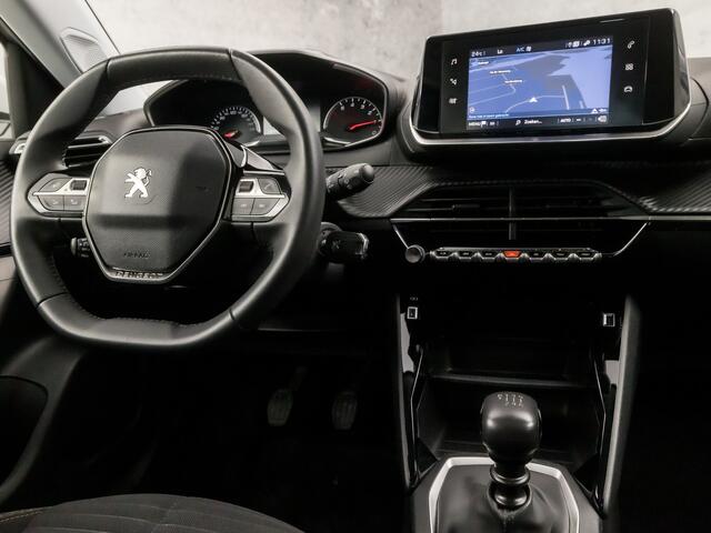 Peugeot 2008 1.2 PureTech Sport (APPLE CARPLAY, GROOT NAVI, CLIMATE, GETINT GLAS, PARKEERSENSOREN, TREKHAAK, SPORTSTOELEN, LANE ASSIST, DAB+, CRUISE, NIEUWE APK, NIEUWSTAAT)