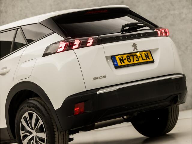Peugeot 2008 1.2 PureTech Sport (APPLE CARPLAY, GROOT NAVI, CLIMATE, GETINT GLAS, PARKEERSENSOREN, TREKHAAK, SPORTSTOELEN, LANE ASSIST, DAB+, CRUISE, NIEUWE APK, NIEUWSTAAT)