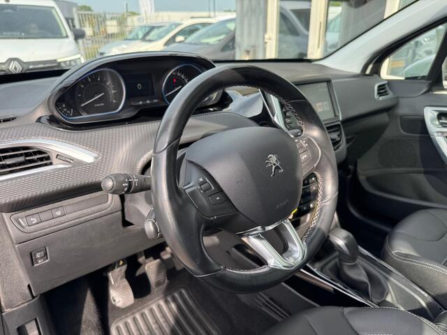 Peugeot 2008 1.2 PureTech Allure pano navi