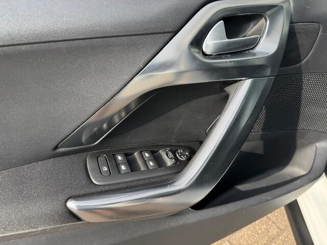 Peugeot 2008 1.2 PureTech Allure pano navi