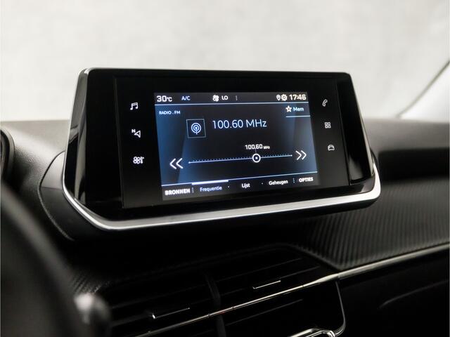 Peugeot 2008 1.2 PureTech Sport Automaat (APPLE CARPLAY, GROOT NAVI, GETINT GLAS, SPORTSTOELEN, PARKEERSENSOREN, LED KOPLAMPEN, NIEUWE APK, NIEUWSTAAT)
