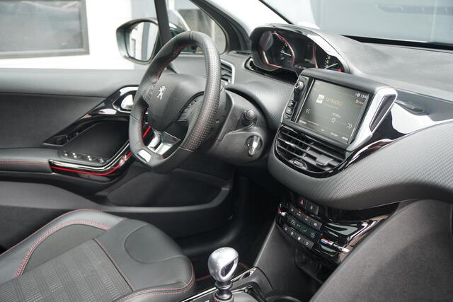 Peugeot 2008 1.2 PureTech GT-Line + TREKHAAK / APPLE CARPLAY / PANO / SENSOREN