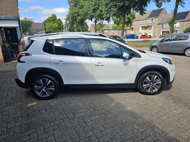 Peugeot 2008 1.2 PureTech Allure Automaat Apple & androidauto/ clima/ Navigatie/ Cruise/ Pano dak/ Camera/ PDC/ LED/ Trekhaak/ LMV