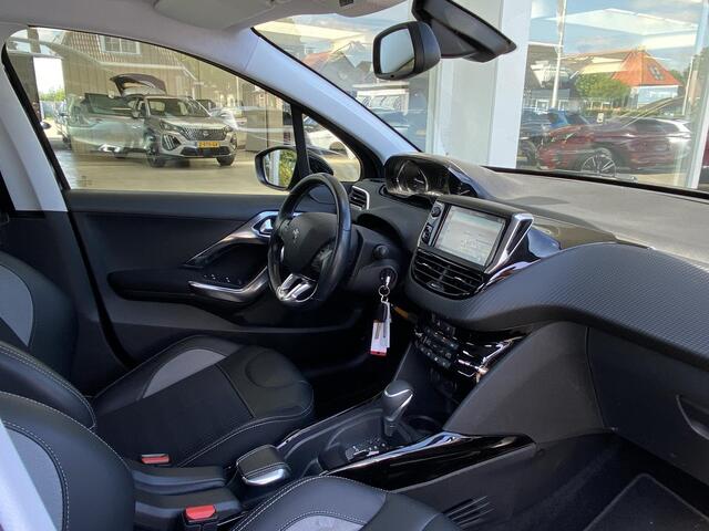 Peugeot 2008 1.2T Automaat Allure | Dealeronderhouden | Trekhaak | Achteruitrijcamera | Navigatie | Climate Control | Parkeersensoren | Half lederen bekleding