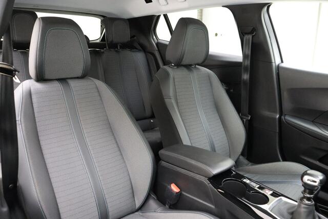 Peugeot 2008 1.2 PureTech Allure Pack 100 PK | Handgeschakeld | Camera | Start/stop | 3-D Instrumentenpaneel | Navigatie | Climate Control | Licht metalen velgen | BTW Auto | 1e eigenaar