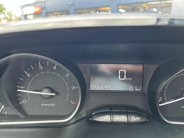 Peugeot 2008 1.2 Turbo 110PK Signature | 6-Bak | All Season banden | Navigatie | DAB+ | Cruise control | Airco | LED Dagrijverlichting | Dakrails | Sensoren achterzijde.