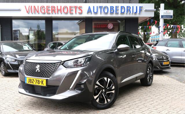Peugeot 2008 130 Pk Benzine * Automaat * Luxe Allure Uitvoering. * Navigatie * 3-D Instrumentenpaneel * Adaptive Cruise Control * Keyless Entry & Start Button * Draadloze Telefoonlader * 17" L.M. Velgen * Parkeer Camera * Voor en Achter Sensoren * 1/2 Lede Vingerhoets