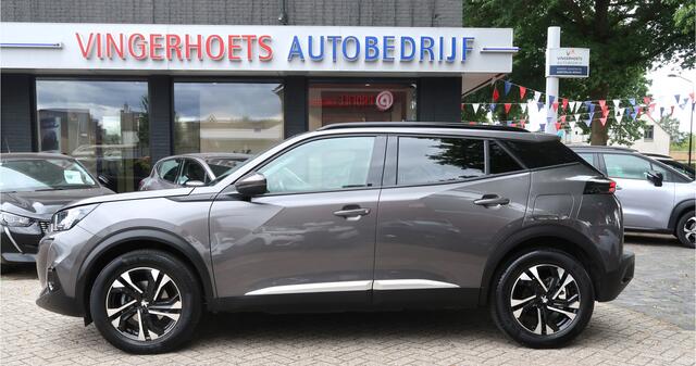 Peugeot 2008 130 Pk Benzine * Automaat * Luxe Allure Uitvoering. * Navigatie * 3-D Instrumentenpaneel * Adaptive Cruise Control * Keyless Entry & Start Button * Draadloze Telefoonlader * 17" L.M. Velgen * Parkeer Camera * Voor en Achter Sensoren * 1/2 Lede Vingerhoets