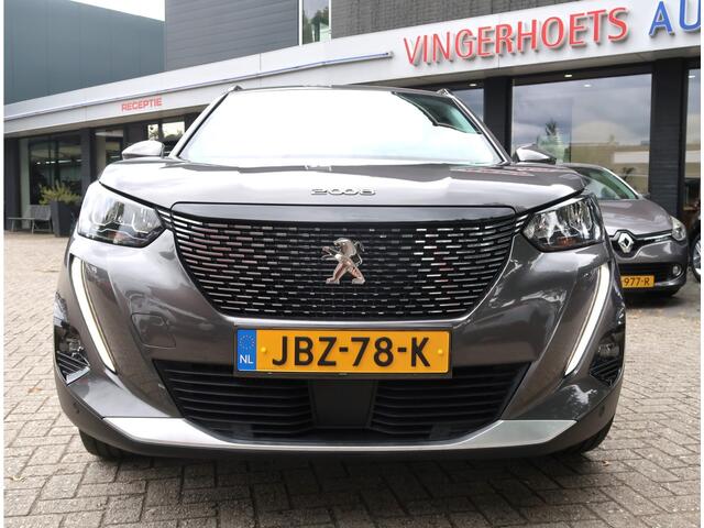 Peugeot 2008 130 Pk Benzine * Automaat * Luxe Allure Uitvoering. * Navigatie * 3-D Instrumentenpaneel * Adaptive Cruise Control * Keyless Entry & Start Button * Draadloze Telefoonlader * 17" L.M. Velgen * Parkeer Camera * Voor en Achter Sensoren * 1/2 Lede Vingerhoets