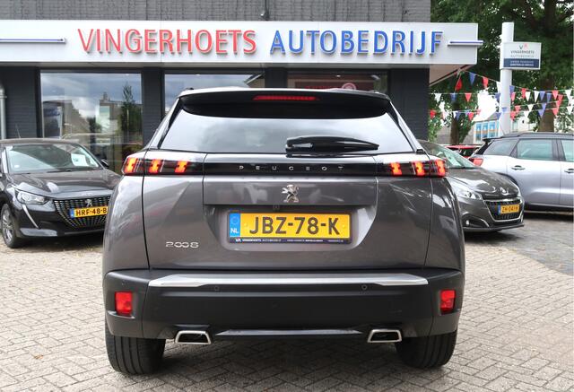 Peugeot 2008 130 Pk Benzine * Automaat * Luxe Allure Uitvoering. * Navigatie * 3-D Instrumentenpaneel * Adaptive Cruise Control * Keyless Entry & Start Button * Draadloze Telefoonlader * 17" L.M. Velgen * Parkeer Camera * Voor en Achter Sensoren * 1/2 Lede Vingerhoets