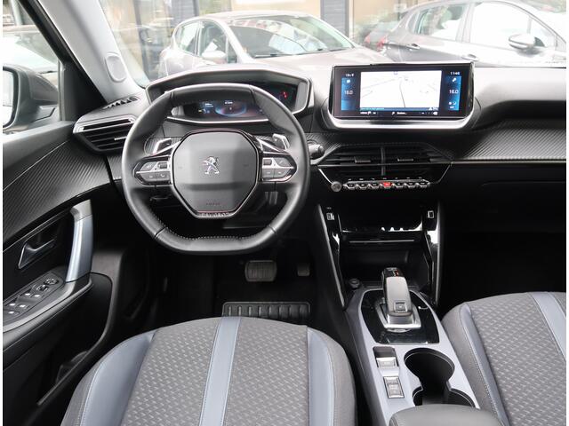 Peugeot 2008 130 Pk Benzine * Automaat * Luxe Allure Uitvoering. * Navigatie * 3-D Instrumentenpaneel * Adaptive Cruise Control * Keyless Entry & Start Button * Draadloze Telefoonlader * 17" L.M. Velgen * Parkeer Camera * Voor en Achter Sensoren * 1/2 Lede Vingerhoets