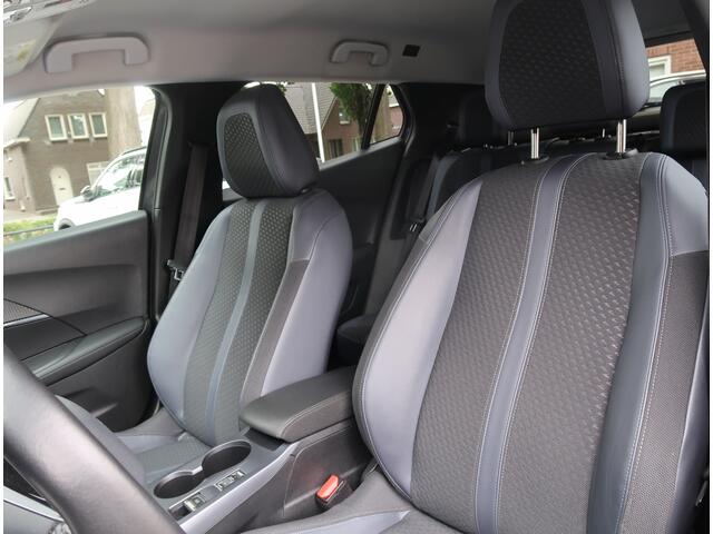 Peugeot 2008 130 Pk Benzine * Automaat * Luxe Allure Uitvoering. * Navigatie * 3-D Instrumentenpaneel * Adaptive Cruise Control * Keyless Entry & Start Button * Draadloze Telefoonlader * 17" L.M. Velgen * Parkeer Camera * Voor en Achter Sensoren * 1/2 Lede Vingerhoets