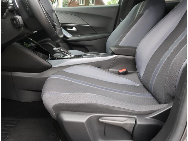 Peugeot 2008 130 Pk Benzine * Automaat * Luxe Allure Uitvoering. * Navigatie * 3-D Instrumentenpaneel * Adaptive Cruise Control * Keyless Entry & Start Button * Draadloze Telefoonlader * 17" L.M. Velgen * Parkeer Camera * Voor en Achter Sensoren * 1/2 Lede Vingerhoets