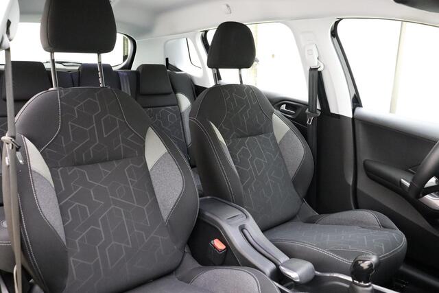 Peugeot 2008 1.2 PureTech Allure 110 PK | Handgeschakeld | Parkeersensor | Licht metalen velgen | Navigatie | Airco | Cruise Control | Bluetooth | Radio