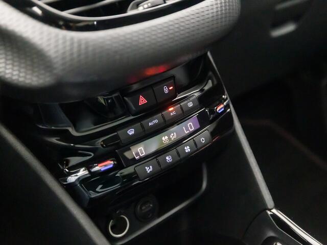 Peugeot 2008 1.2 PureTech GT Line Automaat (PANORAMADAK, APPLE CARPLAY, NAVIGATIE, GETINT GLAS, CAMERA, LEDER, SPORTSTOELEN, CRUISE, LM VELGEN, NIEUWE APK, NIEUWSTAAT)