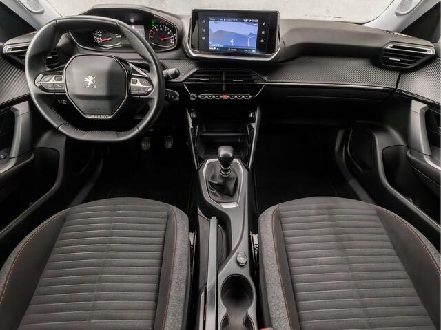 Peugeot 2008 1.2 PureTech Sport (APPLE CARPLAY, GROOT NAVI, LED KOPLAMPEN, SPORTSTOELEN, LANE ASSIST, CRUISE, DAB+, NIEUWSTAAT)