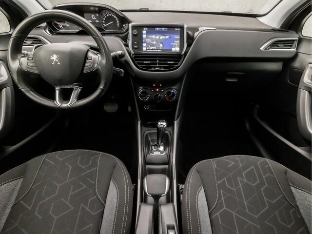 Peugeot 2008 1.2 PureTech Active Sport Automaat (PANORAMADAK, APPLE CARPLAY, NAVIGATIE, CRUISE, SPORTSTOELEN, PARKEERSENSOREN, LM VELGEN, ELEK PAKKET, NIEUWSTAAT)