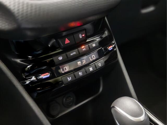 Peugeot 2008 1.2 PureTech Sport Automaat (PANORAMADAK, APPLE CARPLAY, PARELMOER, NAVIGATIE, LEDER, CAMERA, LM VELGEN, SPORTSTOELEN, GETINT GLAS, CRUISE, NIEUWE APK, NIEUWSTAAT)