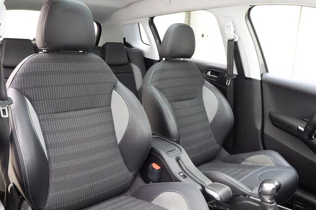 Peugeot 2008 1.2 PureTech Allure 82 PK | Handgeschakeld | Trekhaak | Panorama dak | Cruise Control | Airco | Licht metalen velgen | Navigatie | Bluetooth