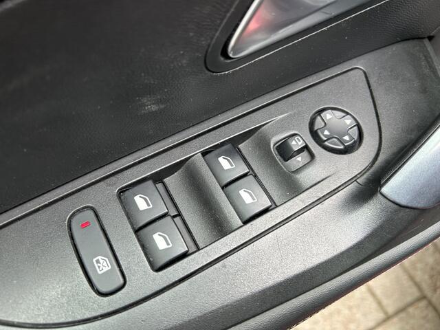 Peugeot 2008 1.2 PureTech Allure 50% deal 7.875,- ACTIE LED / Camera / Cruise / Carplay / Keyless