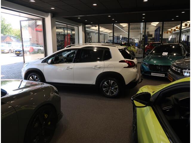 Peugeot 2008 110 Pk Benzine * AUTOMAAT * Luxe Allure * (FOTOSESSIE VOLGT MAANDAG 8 SEPTEMBER) Navigatie * Climate & Cruise Control * Trekhaak * Vierseizoenenbanden * 1/2 Lederen Interieur * Parkeersensoren * L.M. Velgen * Donker Getinte ramen achter * Vingerhoets; Vie