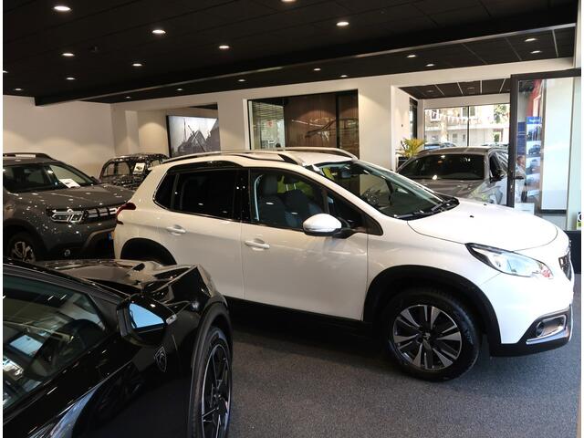 Peugeot 2008 110 Pk Benzine * AUTOMAAT * Luxe Allure * (FOTOSESSIE VOLGT MAANDAG 8 SEPTEMBER) Navigatie * Climate & Cruise Control * Trekhaak * Vierseizoenenbanden * 1/2 Lederen Interieur * Parkeersensoren * L.M. Velgen * Donker Getinte ramen achter * Vingerhoets; Vie