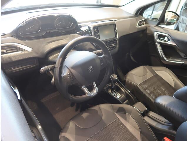 Peugeot 2008 110 Pk Benzine * AUTOMAAT * Luxe Allure * (FOTOSESSIE VOLGT MAANDAG 8 SEPTEMBER) Navigatie * Climate & Cruise Control * Trekhaak * Vierseizoenenbanden * 1/2 Lederen Interieur * Parkeersensoren * L.M. Velgen * Donker Getinte ramen achter * Vingerhoets; Vie