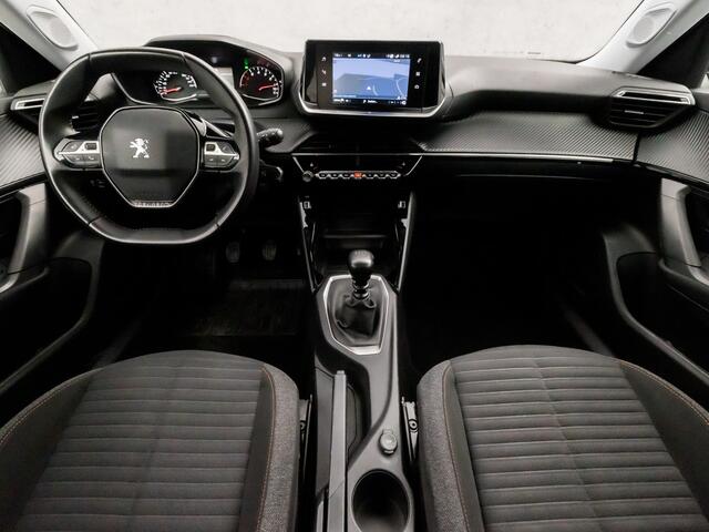 Peugeot 2008 1.2 PureTech Sport (APPLE CARPLAY, GROOT NAVI, 360 CAMERA, STOELVERWARMING, GETINT GLAS, LANE ASSIST, SPORTSTOELEN, LED KOPLAMPEN, CRUISE, NIEUWE APK, NIEUWSTAAT)