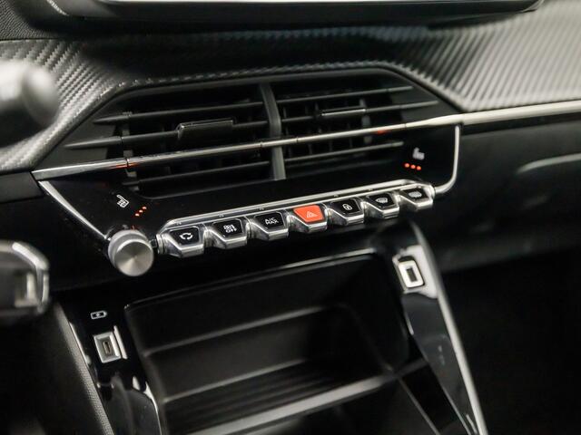 Peugeot 2008 1.2 PureTech Sport (APPLE CARPLAY, GROOT NAVI, 360 CAMERA, STOELVERWARMING, GETINT GLAS, LANE ASSIST, SPORTSTOELEN, LED KOPLAMPEN, CRUISE, NIEUWE APK, NIEUWSTAAT)