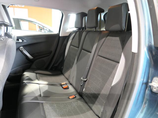 Peugeot 2008 1.2 PureTech Allure *AUTOMAAT* *Trekhaak!* - Dealer onderhouden, Dab, navi, camera, Apple carplay