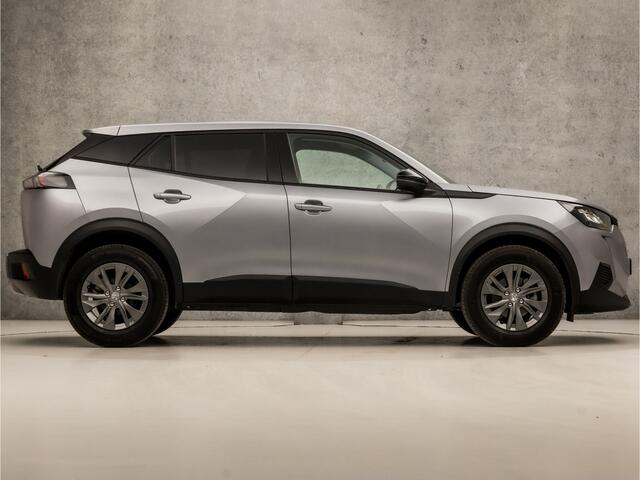 Peugeot 2008 1.2 PureTech Allure Sport Automaat (APPLE CARPLAY, GROOT NAVI, LANE ASSIST, GETINT GLAS, SPORTSTOELEN, PARKEERSENSOREN, LED KOPLAMPEN, DAB+, CRUISE, NIEUWSTAAT)