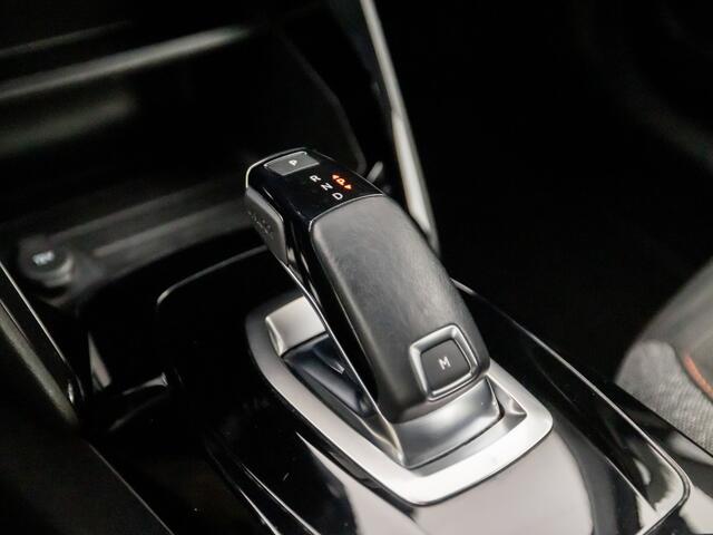 Peugeot 2008 1.2 PureTech Allure Sport Automaat (APPLE CARPLAY, GROOT NAVI, LANE ASSIST, GETINT GLAS, SPORTSTOELEN, PARKEERSENSOREN, LED KOPLAMPEN, DAB+, CRUISE, NIEUWSTAAT)