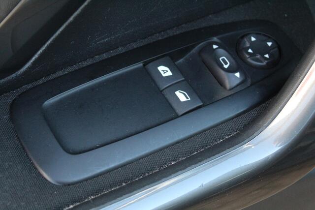 Peugeot 2008 1.2 PureTech Active//Navi//Trekhaak!