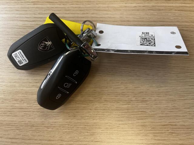 Peugeot 2008 1.2 Hybrid 145 GT / Nieuw, veel voordeel / tot 8 jaar Garantie / Elektr. schuifdak en bestuurdersstoel / Stoelverwarming / Camera 360° / Adapt. CC / Navi / Apple Carplay Android / 17" LM wielen / ook in zwart leverbaar /