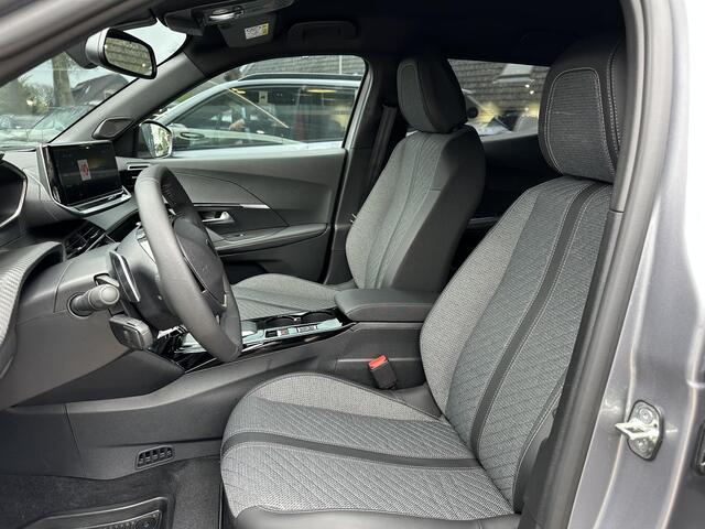 Peugeot 2008 1.2 Hybrid 145 PK Allure Automaat | 2025 Auto | Hybride Elektrisch rijden met Automaat | Parkeercamera 360 graden | Stoelverwarming | LED Verlichting | Navigatie via Telefoon | 17" Lichtmetalen Velgen | Cruise & Climate Control | Dode Hoek Bewaking |