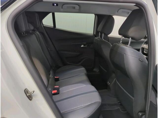 Peugeot 2008 1.2 100 pk Allure Navigatie Climate Control Parkeersensoren Carplay Android Lichtmetalen velgen led Koplampen 1/2 Leder NL Auto 1e Eigenaar