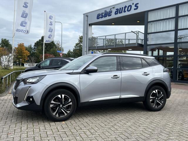 Peugeot 2008 1.2 Turbo 130 pk Automaat Allure Pack Navigatie* Carplay Keyless Camera 17 inch Velgen Stoelverwarming ACC I-Cockpit Getint Glas Distributieriem is vervangen