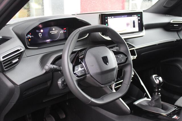 Peugeot 2008 1.2 100PK ALLURE | NAVIGATIE | APPLE CARPLAY/ANDROID AUTO | DAB RADIO | LED | PARKEERSENSOREN | ACHTERUIRIJCAMERA | DODEHOEKDETECTIE | 360° CAMERA | ADAPTIVE CRUISECONTROL | 3D-COCKPIT | ZWARTE DAKRAILS | 17" LICHTMETAAL |