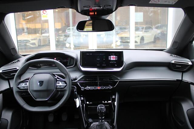 Peugeot 2008 1.2 100PK ALLURE | NAVIGATIE | APPLE CARPLAY/ANDROID AUTO | DAB RADIO | LED | PARKEERSENSOREN | ACHTERUIRIJCAMERA | DODEHOEKDETECTIE | 360° CAMERA | ADAPTIVE CRUISECONTROL | 3D-COCKPIT | ZWARTE DAKRAILS | 17" LICHTMETAAL |