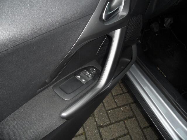 Peugeot 2008 1.2 PureTech Blue Lion