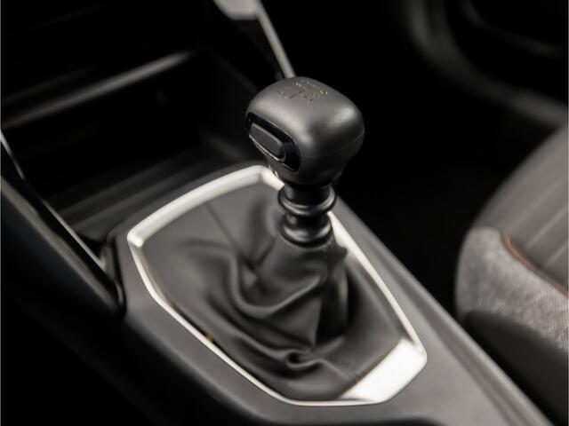 Peugeot 2008 1.2 PureTech Sport (APPLE CARPLAY, PARELMOER, GROOT NAVI, 360 CAMERA, SPORTSTOELEN, LANE ASSIST, PARKEERSENSOREN, CRUISE, NIEUWSTAAT)