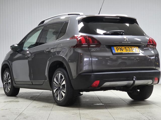 Peugeot 2008 1.2 PureTech Allure/ D-Riem verv: 64.000 KM!/ AUTOMAAT!/ Trekhaak/ Half-Leder/ Panorama-Dak/ Apple + Android/ DAB+/ Navi/ Clima/ Cruise/ Bluetooth/ Multi. LEDER. Stuur/ 16'' LMV/ Mistl./ PDC/ Extra getint Glas/ D