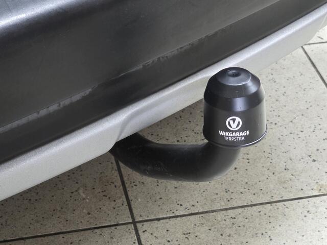 Peugeot 2008 1.2 PureTech Allure/ D-Riem verv: 64.000 KM!/ AUTOMAAT!/ Trekhaak/ Half-Leder/ Panorama-Dak/ Apple + Android/ DAB+/ Navi/ Clima/ Cruise/ Bluetooth/ Multi. LEDER. Stuur/ 16'' LMV/ Mistl./ PDC/ Extra getint Glas/ D