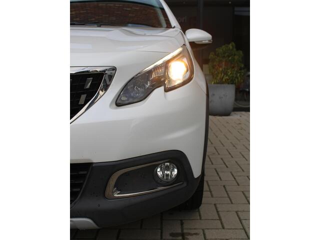 Peugeot 2008 1.2 110PK PureTech Allure Trekhaak, 4 seizoensbanden, Lederenbekleding en Panoramadak.