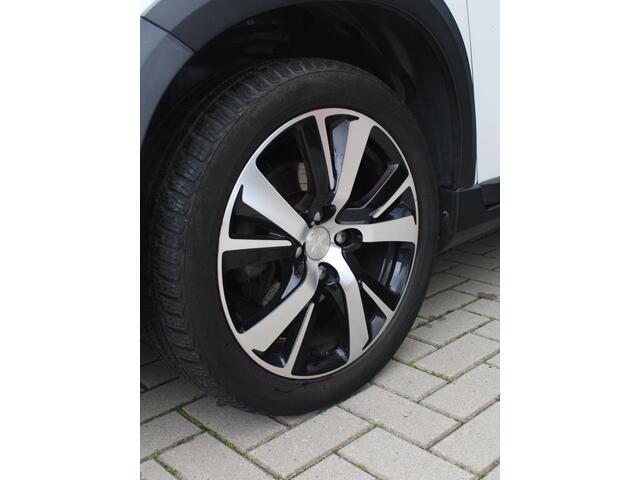 Peugeot 2008 1.2 110PK PureTech Allure Trekhaak, 4 seizoensbanden, Lederenbekleding en Panoramadak.