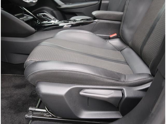 Peugeot 2008 130 Pk GT-Line * Automaat * * Navigatie * Open Schuifdak * 1/2 Lederen Interieur * L.M. Velgen * Stoelverwarming * Keyless Start * L.M. Velgen * Vierseizoenenbanden * Achteruitrij Parkeer Camera * Adaptive Cruise Contro Vingerhoets; Vierde Generatie Eerst