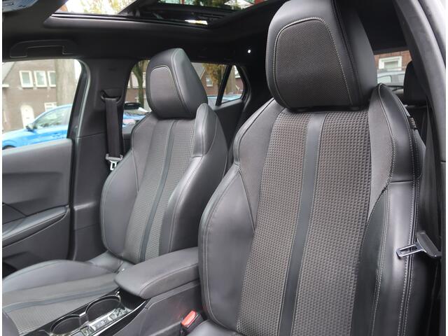 Peugeot 2008 130 Pk GT-Line * Automaat * * Navigatie * Open Schuifdak * 1/2 Lederen Interieur * L.M. Velgen * Stoelverwarming * Keyless Start * L.M. Velgen * Vierseizoenenbanden * Achteruitrij Parkeer Camera * Adaptive Cruise Contro Vingerhoets; Vierde Generatie Eerst